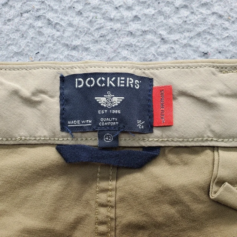DOCKERS Supreme Flex Ultimate Shorts Mens 42‎ Brown Comfort Fit Flat Front